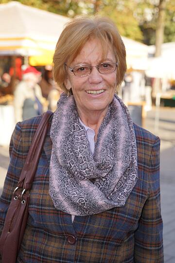 Freut sich über Geselligkeit am Brunnen: Irmgard Kellner