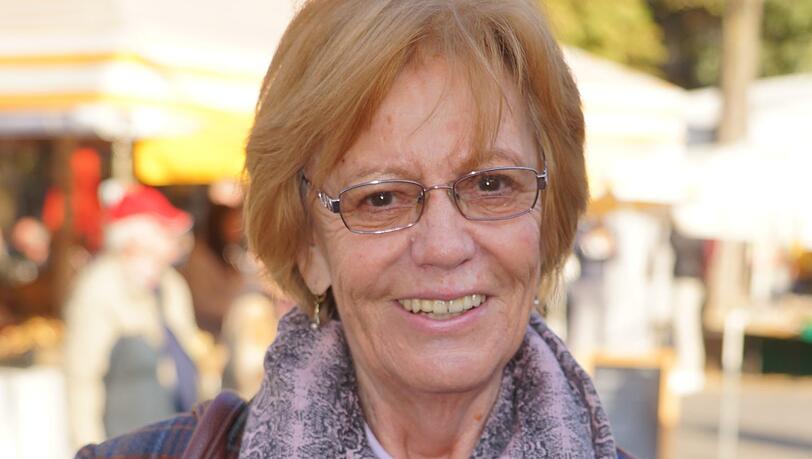 Freut sich über Geselligkeit am Brunnen: Irmgard Kellner Freut sich über Geselligkeit am Brunnen: Irmgard Kellner