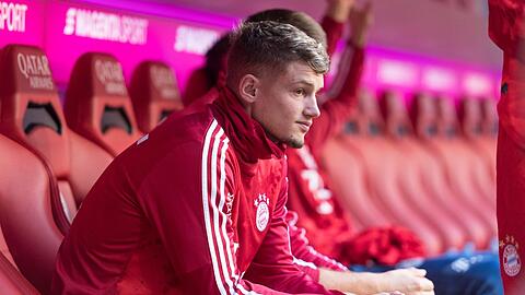 Ein gewohntes Bild: Michael Cuisance auf der Bank des FC Bayern
