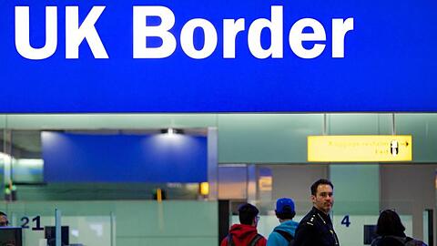 Grenzbeamte am Londoner Flughafen Heathrow.