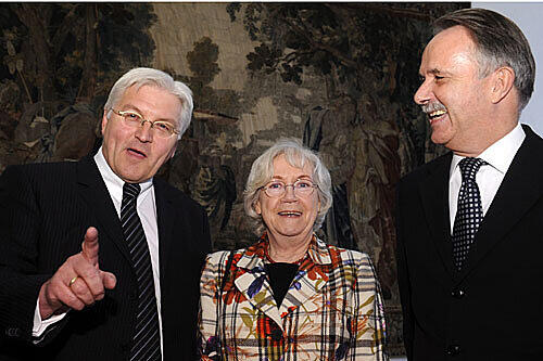 Hoher Gast: Außenminister Frank-Walter Steinmeier (l.) verabschiedet Jutta Limbach und beglückwünscht Klaus-Dieter Lehmann.