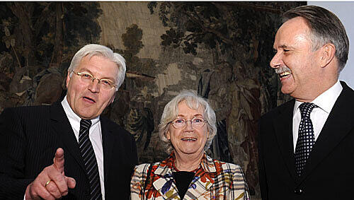 Hoher Gast: Außenminister Frank-Walter Steinmeier (l.) verabschiedet Jutta Limbach und beglückwünscht Klaus-Dieter Lehmann. Hoher Gast: Außenminister Frank-Walter Steinmeier (l.) verabschiedet Jutta Limbach und beglückwünscht Klaus-Dieter Lehmann.