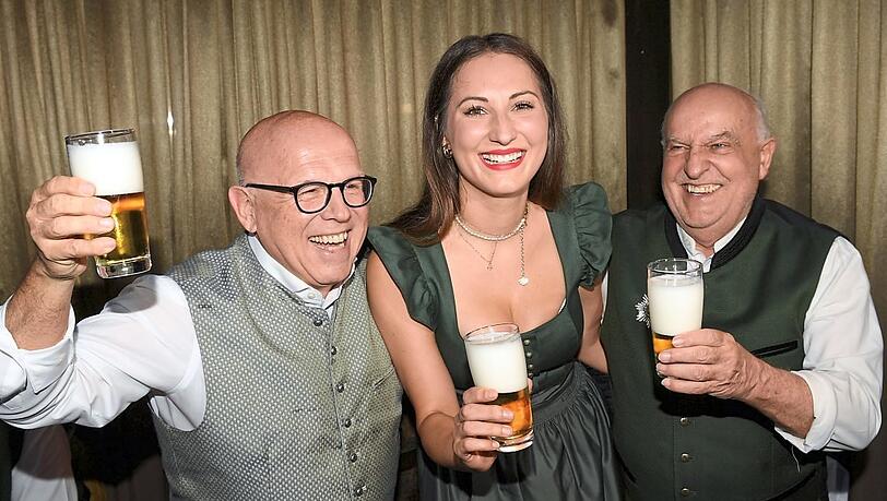 Bestens gelaunt und frisch angezapft (v.l.): BR-Moderator Jürgen Kirner mit Wiesn-Bedienung Nadja Blochberger und Trachten-Angermaier-Chef Axel Munz beim Wiesn Warm-up im Hotel Das Viktualienmarkt. Bestens gelaunt und frisch angezapft (v.l.): BR-Moderator Jürgen Kirner mit Wiesn-Bedienung Nadja Blochberger und Trachten-Angermaier-Chef Axel Munz beim Wiesn Warm-up im Hotel Das Viktualienmarkt.