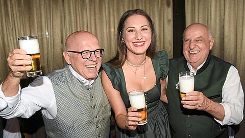 Bestens gelaunt und frisch angezapft (v.l.): BR-Moderator J&uuml;rgen Kirner mit Wiesn-Bedienung Nadja Blochberger und Trachten-Angermaier-Chef Axel Munz beim Wiesn Warm-up im Hotel Das Viktualienmarkt.