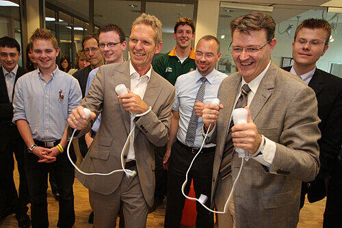 Boxen macht Laune: CSU-Fraktionschef Michael Frieser (re.) vermöbelt Wolfgang Eckart vom Bildungszentrum beim virtuellen Faustkampf auf der &bdquo;Wii&ldquo; von Nintendo.