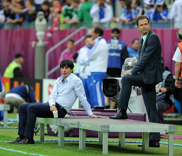 Während Jogi Löw es sich vor der Griechenland-Partie auf der Bank gemütlich macht, freuen sich die Frauen auf der Tribüne auf einen Deutschland-Sieg...