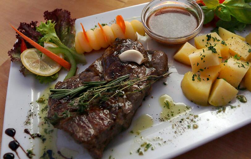 Satt sollen sie werden, die Gäste. &bdquo;Bei uns muss man nicht 50 Euro für ein richtiges Steak hinblättern&ldquo;, sagt Demir.