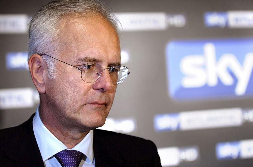 Vom Quotenbringer zum Quoten-Flop: Der Kalauerkönig Harald Schmidt dockte nach seiner erfolglosen Rückkehr zu Sat.1 beim Bezahlsender Sky an. Doch die ohnehin schon wenigen Fans des Late Night Talks blieben der Show nach ihrem Start am 04. September im Abo-TV ebenso fern. Mittlerweile kämpft sich Schmidt quotentechnisch langsam wieder etwas nach oben.