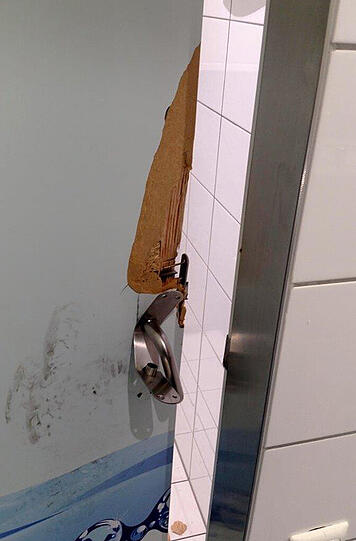 Die Polizei musste Gewalt anwenden und die Tür eintreten, um den Briten aus der Toilette zu befreien.