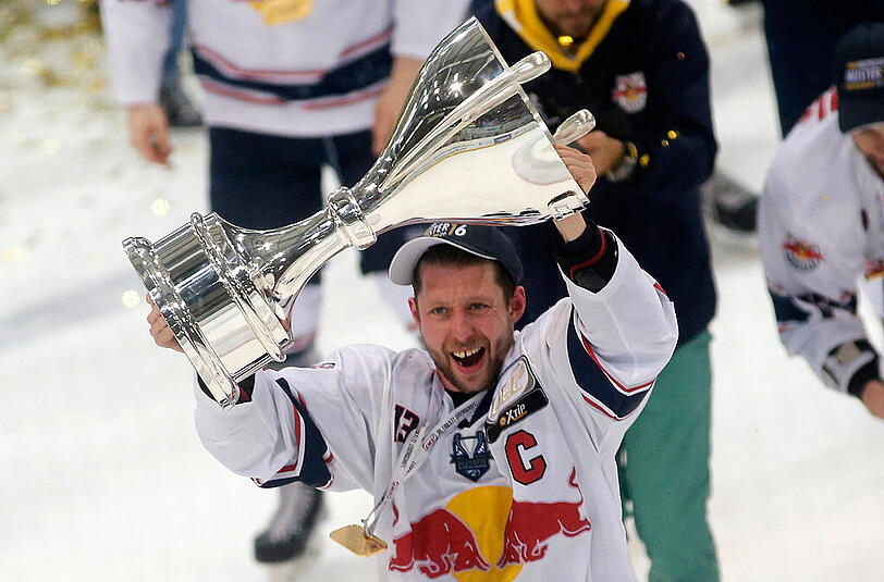 So ausgelassen jubelte er im Mai über den Meistertitel: EHC-Kapitän Michael Wolf mit dem Pokal.