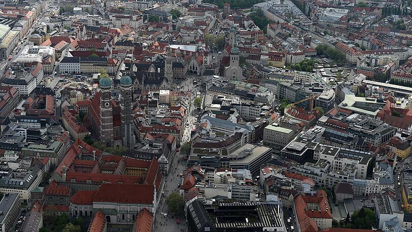 Die Münchner Altstadt von schräg oben: Wenn man die Dachlandschaft anschaut &ndash; ein ganz schön bunter Verhau. Und immer noch sehr liebenswert.