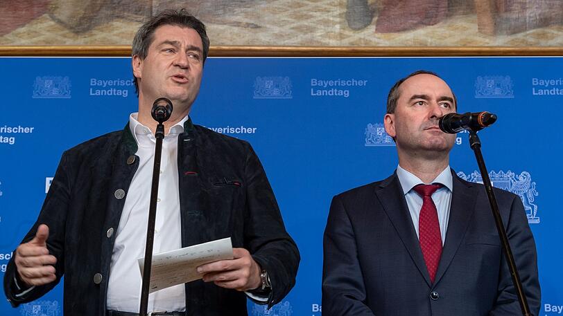 Söder und Aiwanger am Mittwoch bei der Pressekonferenz. Der Freie-Wähler-Chef wirkte deutlich weniger begeistert als der Ministerpräsident.