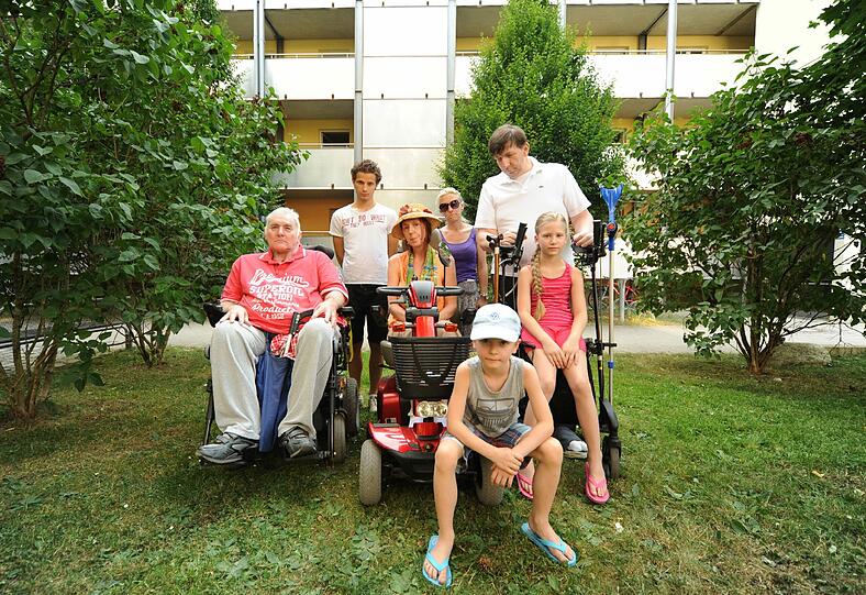 Sind sauer (v. l.): Wolf Strebel, Adrian Salah, Danijela Terzic, Riemer Helmuth, Mitte unten: Gloria la Londe, Leon und Anastasja Terzic.