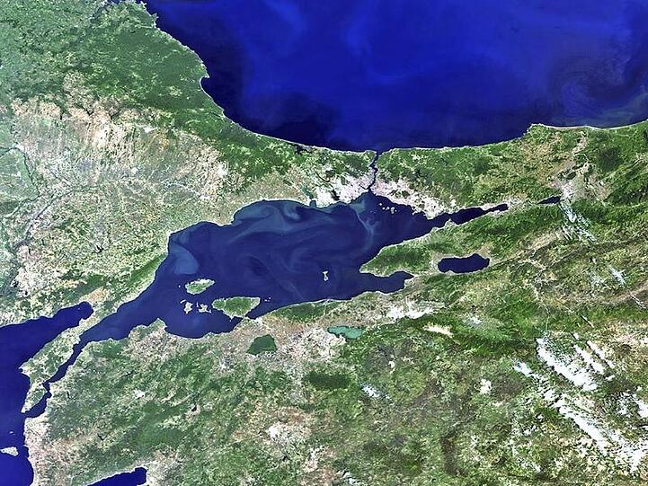 Istanbul und die Umgebung im Nordwesten der Türkei, aufgenommen vom ESA-Satelliten Envisat. Im Norden liegt das Schwarze Meer, das über die Bosporusstraße mit dem Marmarameer (Mitte) verbunden ist. Die Dardanellenstraße verbindet die Marmara mit dem Ägäischen Meer (untere linke Ecke).