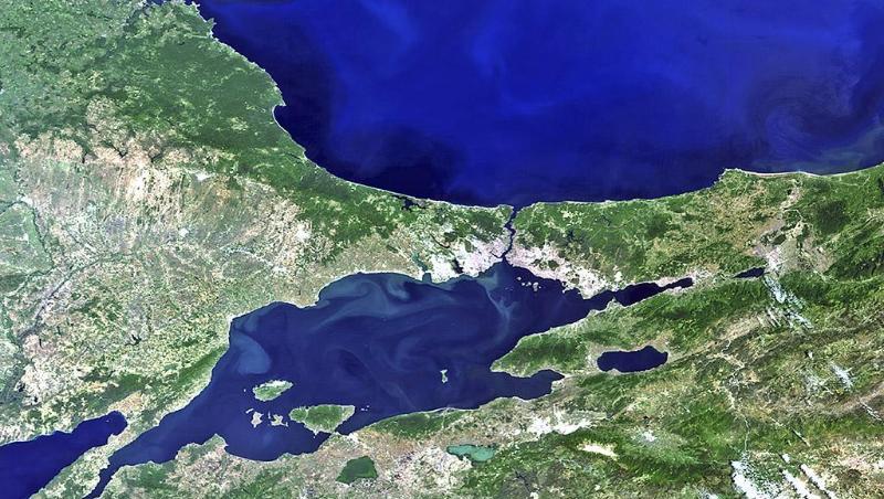 Istanbul und die Umgebung im Nordwesten der Türkei, aufgenommen vom ESA-Satelliten Envisat. Im Norden liegt das Schwarze Meer, das über die Bosporusstraße mit dem Marmarameer (Mitte) verbunden ist. Die Dardanellenstraße verbindet die Marmara mit dem Ägäischen Meer (untere linke Ecke). Istanbul und die Umgebung im Nordwesten der Türkei, aufgenommen vom ESA-Satelliten Envisat. Im Norden liegt das Schwarze Meer, das über die Bosporusstraße mit dem Marmarameer (Mitte) verbunden ist. Die Dardanellenstraße verbindet die Marmara mit dem Ägäischen Meer (untere linke Ecke).