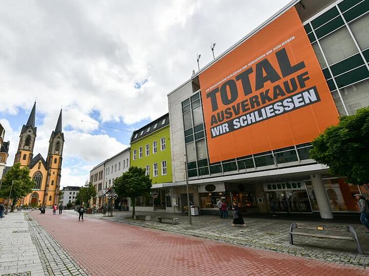 Die an einem Freitag fast leere Hofer Fußgängerzone.