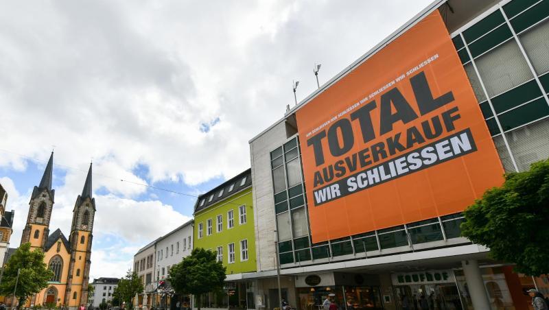 Die an einem Freitag fast leere Hofer Fußgängerzone. Die an einem Freitag fast leere Hofer Fußgängerzone.