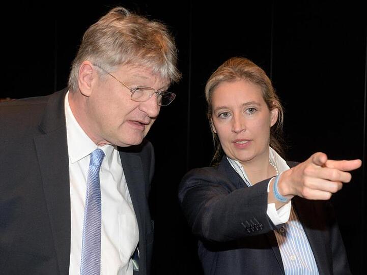 Jörg Meuthen beim Parteitag in Heidenheim im Gespräch mit der AfD-Bundestagsfraktionsvorsitzenden Alice Weidel.