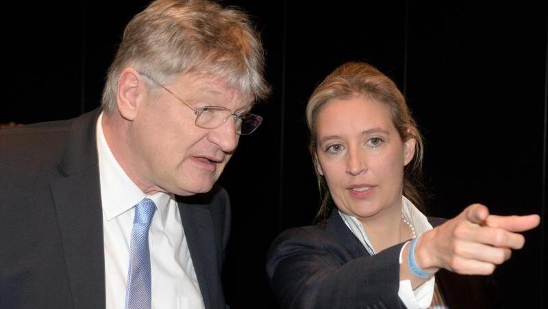Jörg Meuthen beim Parteitag in Heidenheim im Gespräch mit der AfD-Bundestagsfraktionsvorsitzenden Alice Weidel. Jörg Meuthen beim Parteitag in Heidenheim im Gespräch mit der AfD-Bundestagsfraktionsvorsitzenden Alice Weidel.