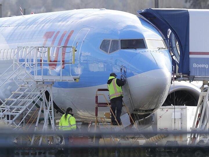 Boeing-Mitarbeiter bei einem Flugzeug vom Typ Boeing 737 Max 8, das für die Reisegesellschaft TUI gebaut wird.