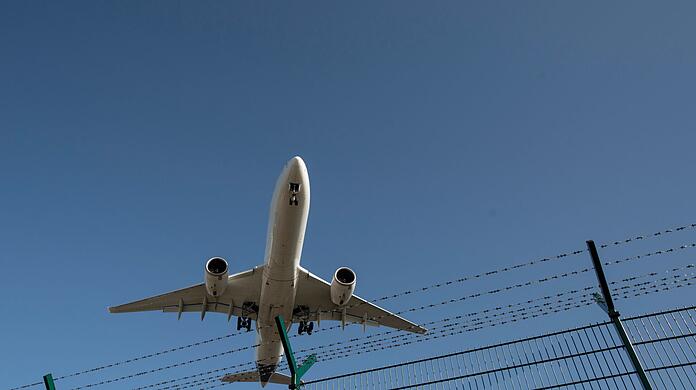 Ein Flugzeug bei der Landung.