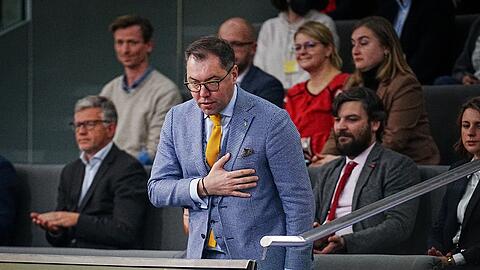 Der ehemalige ukrainische Botschafter Andrij Melnyk (l) und sein Nachfolger Oleksii Makeiev (vorne) bei einer Sitzung des Bundestags.