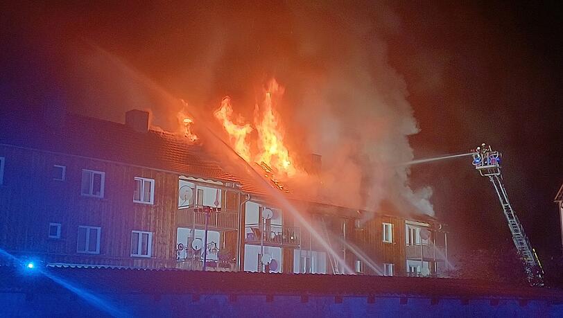 Feuerwehr, Rettungskräfte und Polizei waren mit einem Großaufgebot im Einsatz.