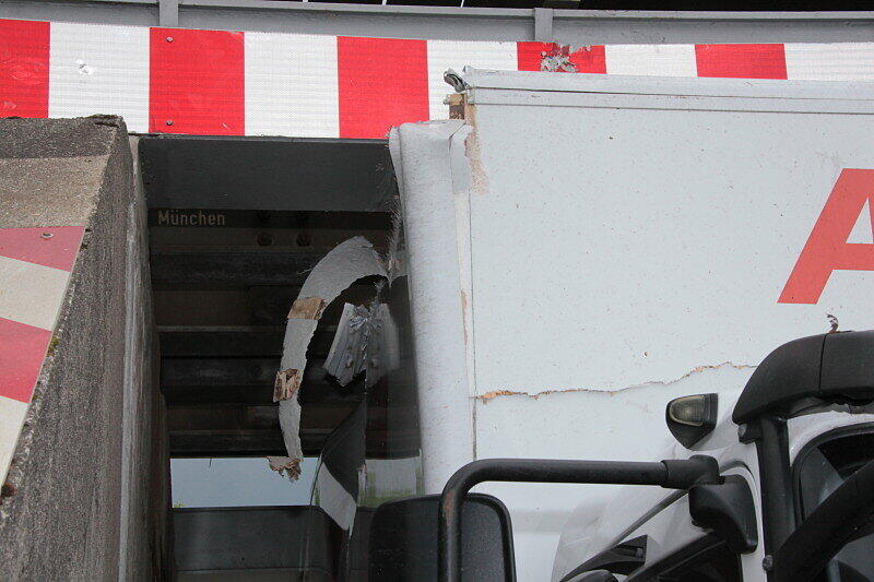 Der 40-jährige Fahrer wollte mit einem Umzugstransporter in Schwindegg im Landkreis Mühldorf eine Bahnunterführung passieren. Sein 3,65 Meter hohes Fahrzeug blieb in der 3,1 Meter hohen Unterführung stecken und musste von der Feuerwehr rausgeschnitten werden.