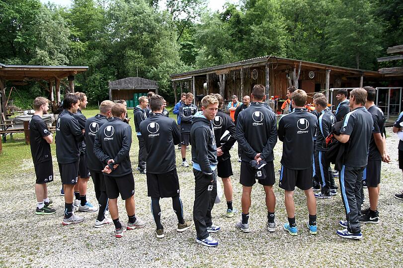 Die Sechz?ger-Spieler bei der Ankunft im Adventure Camp.