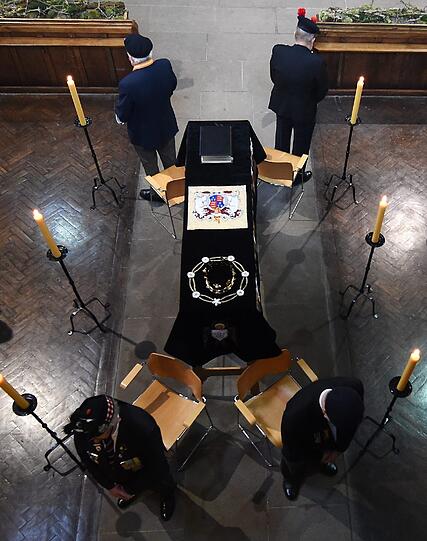 Der in der Kathedrale von Leicester aufgebahrte Sarg des früheren Königs Richard III. ist zum Publikumsmagneten geworden.
