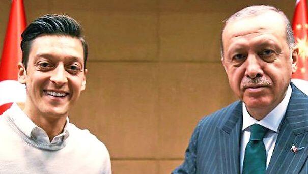 Ein Foto mit Folgen: Mesut Özil (l) und Recep Tayyip Erdogan im Mai 2018 in London. Ein Foto mit Folgen: Mesut Özil (l) und Recep Tayyip Erdogan im Mai 2018 in London.