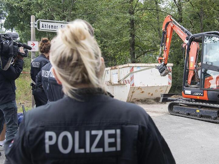 Die Polizei äußert sich noch nicht dazu, was bei der zweitägigen Durchsuchung gefunden wurde.