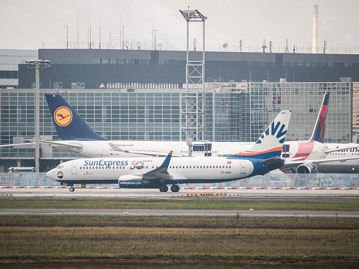 Flugzeuge am Flughafen Frankfurt. Foto: Andreas Arnold/dpa/Archivbild