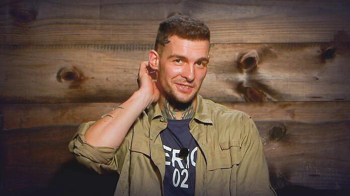 Nach über eine Woche im Dschungelcamp zeigt Eric Stehfest, dass auch er sich an Streitereien beteiligen kann.