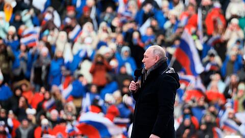 Kremlchef Wladimir Putin spricht anlässlich des "Tages des Vaterlandsverteidigers" im Luschniki-Stadion in Moskau.
