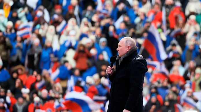 Kremlchef Wladimir Putin spricht anlässlich des "Tages des Vaterlandsverteidigers" im Luschniki-Stadion in Moskau.