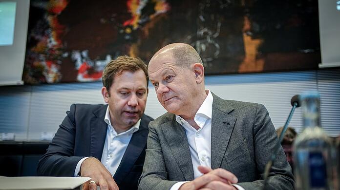 Bundesvorsitzender Lars Klingbeil (li.) mit Olaf Scholz im November. Der SPD-Chef meint: Der Kanzler werde sich zurückkämpfen.