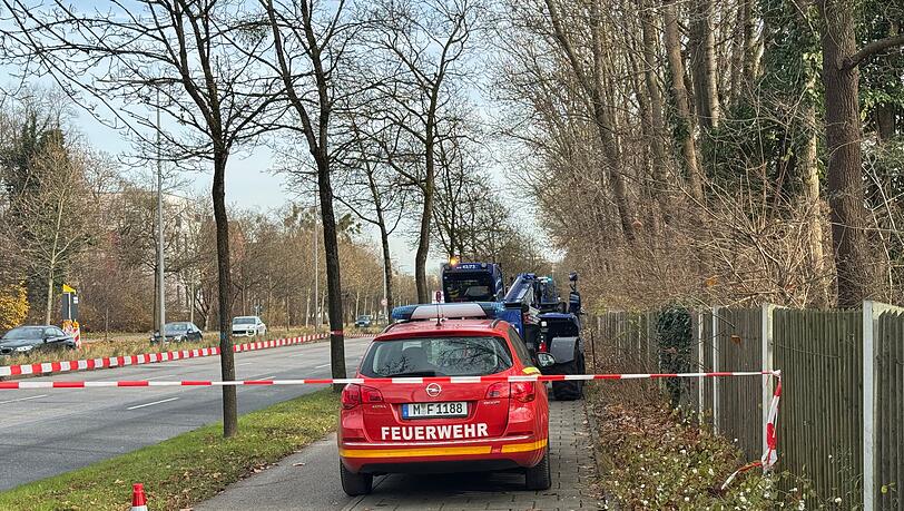 Der Blindgänger sei aktuell stabil, stelle keine Gefahr für die Bevölkerung dar und solle vor Ort entschärft werden, teilte die Feuerwehr mit.