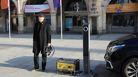 Constantin Schwaab am fr&uuml;hen Morgen des 5. M&auml;rz am Marienplatz, kurz bevor er den Benzingenerator anschmiss, um den Elektro-Van zu laden.