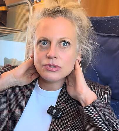 Barbara Schöneberger ist unzufrieden mit ihrem Hals. "Das ist einfach schlapp", verrät sie in einem YouTube-Video. Barbara Schöneberger ist unzufrieden mit ihrem Hals. "Das ist einfach schlapp", verrät sie in einem YouTube-Video.