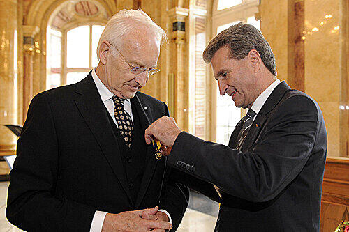Der baden-württembergische Ministerpräsident Günther Oettinger (CDU, r) überreicht am Samstag (31.10.2009) im Neuen Schloss in Stuttgart den Verdienstorden des Landes Baden-Württemberg an den ehemaligen bayerischen Ministerpräsidenten Edmund Stoiber (CSU).
