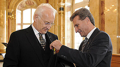 Der baden-württembergische Ministerpräsident Günther Oettinger (CDU, r) überreicht am Samstag (31.10.2009) im Neuen Schloss in Stuttgart den Verdienstorden des Landes Baden-Württemberg an den ehemaligen bayerischen Ministerpräsidenten Edmund Stoiber (CSU).
