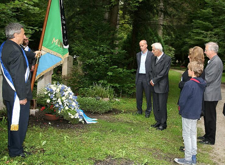 Kranzniederlegung für das älteste Löwenmitglied Fritz Gress durch Präsident Dieter Schneider und  Fussballabteilungsleiter Robert Reisinger am Sollner Waldfriedhof. Die Bilder