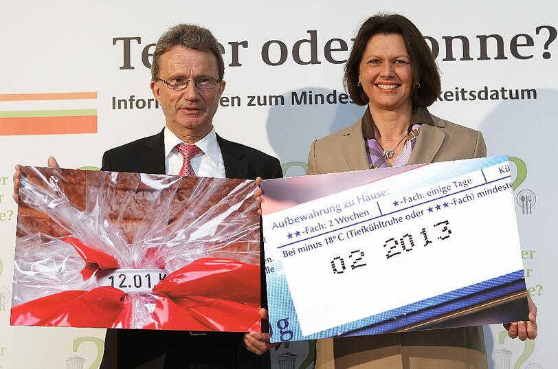 Bundesverbraucherministerin Ilse Aigner (CSU) am Montag (19.03.12) in Berlin in der Kochschule "Kochbar Berlin" bei der Vorstellung einer Informationskampagne ueber das Mindesthaltbarkeitsdatum. Die Kampagne soll die Verschwendung von geniessbaren Lebensmitteln eindaemmen. "Das Mindesthaltbarkeitsdatum ist kein Wegwerfdatum, sondern eine Orientierungshilfe", sagte Aigner am Montag in Berlin. Zu oft landeten Lebensmittel im Muell, die noch geniessbar seien.