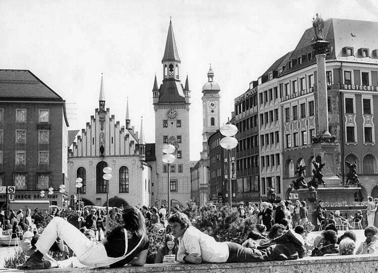 München ist der Treffpunkt der Jugend der Welt. Fröhliche Hippies im Englischen Garten und Flaneure am Marienplatz.