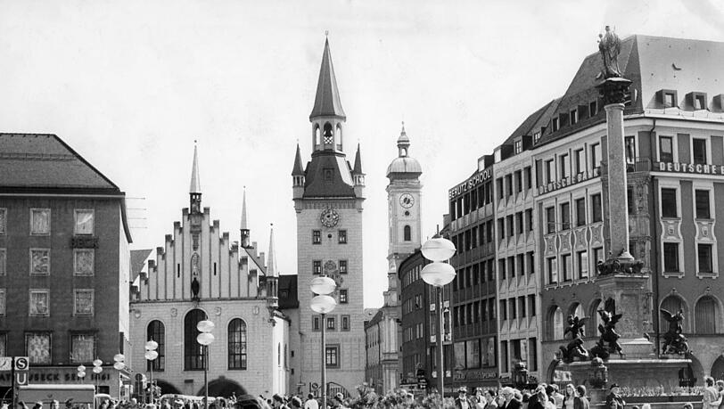München ist der Treffpunkt der Jugend der Welt. Fröhliche Hippies im Englischen Garten und Flaneure am Marienplatz.