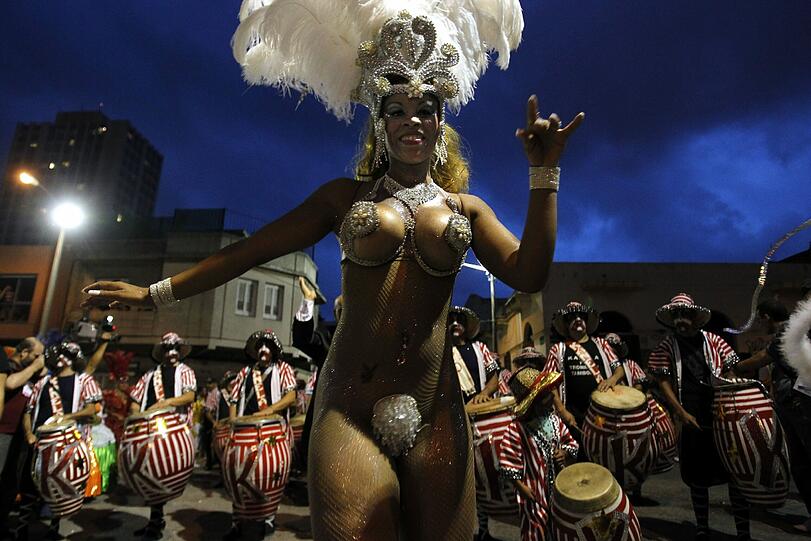 Die beeindruckenden Choreographien bei den Umzügen in Montevideo in Uruguay stehen den Faschingskönigen in Brasilien um nichts nach.