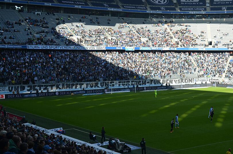 Fan-Boykott der Löwen-Fans: Diese Spruchbänder sollten der Mannschaft den richtigen Weg weisen.