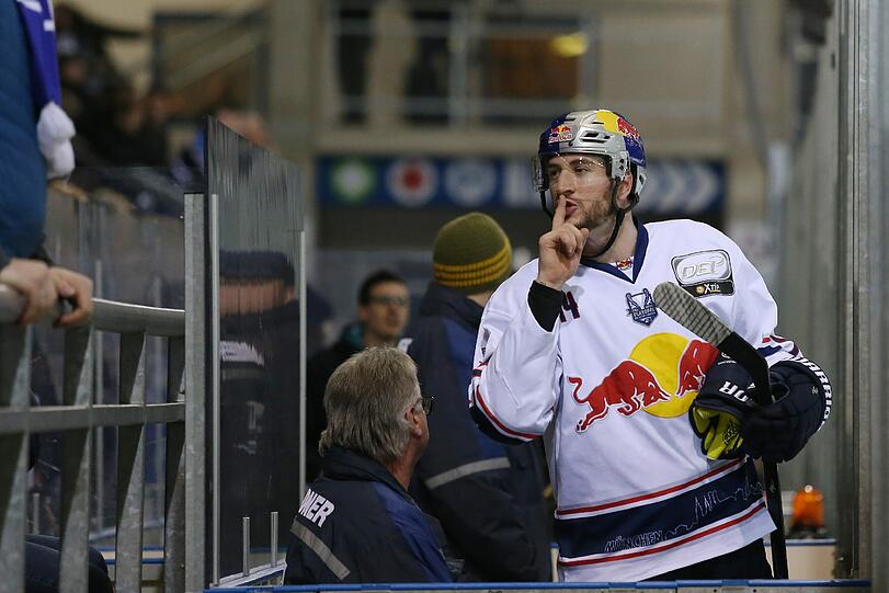 Psst! Steve Pinizzotto beim Spiel in Straubing zu den Fans.