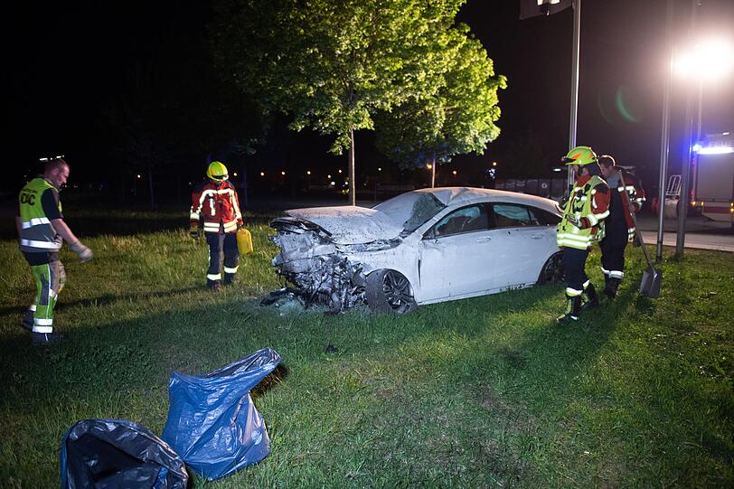 Ein 47-Jähriger flüchtet mit seinem Mercedes CLA vor einer Polizeikontrolle, übersieht einen Kreisverkehr und wird rund 40 Meter durch die Luft geschleudert. Die Bilder vom Einsatz